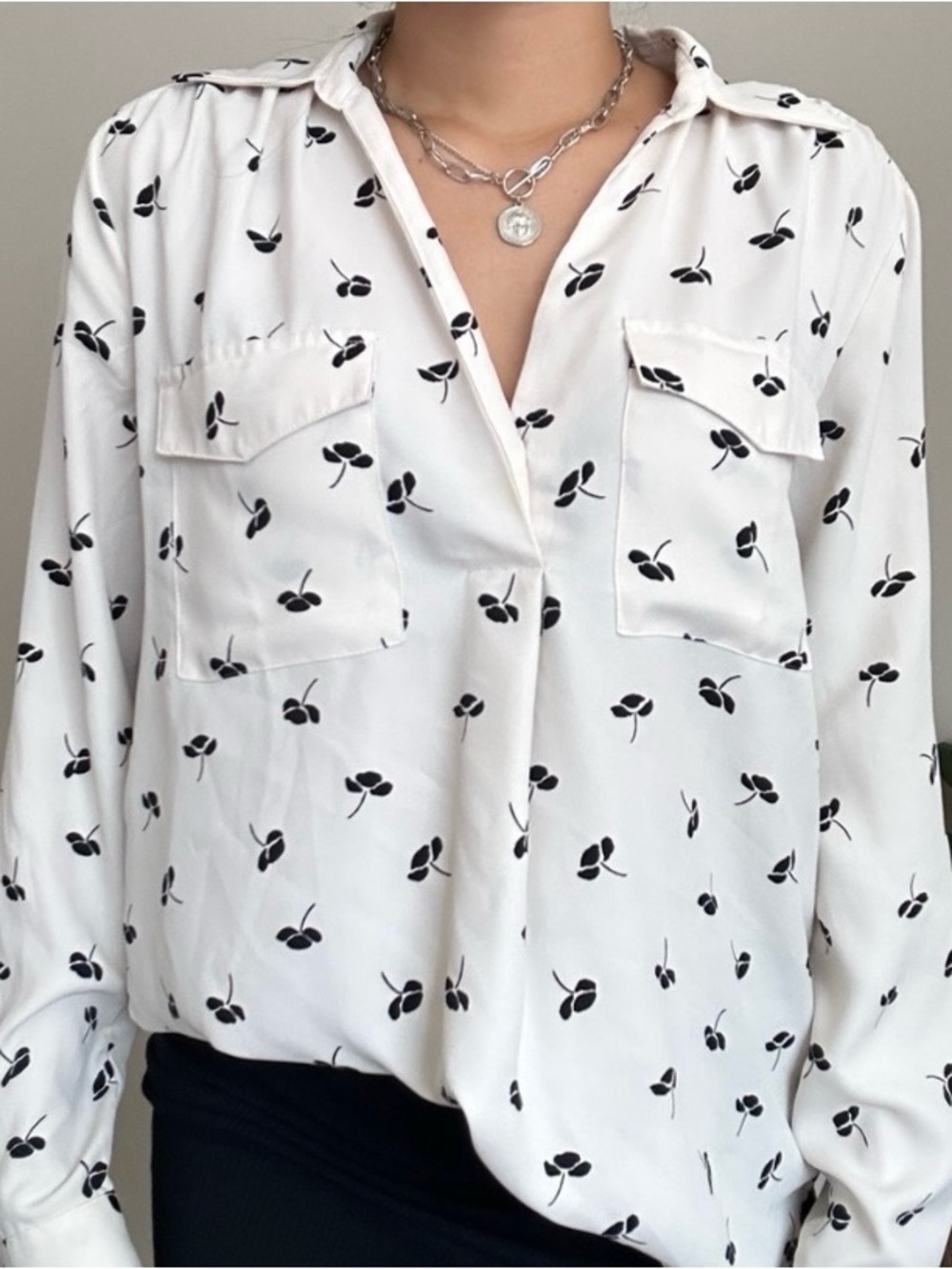 Ann Taylor Cream Blouse with Black Floral Leaf Motif Flowy Size XS Petite